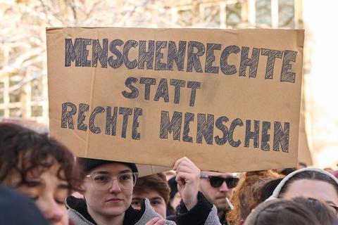 Darmstadt: Demo Gegen Rechts Auf Karolinenplatz